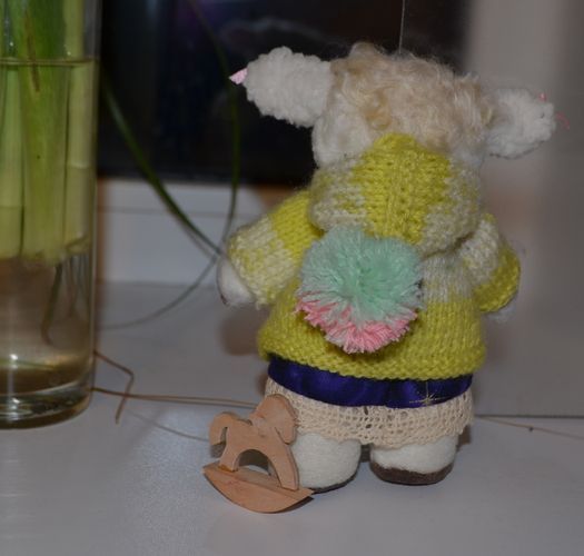 Jouet décoratif en tissu fait main original en forme de mouton en costume photo 1