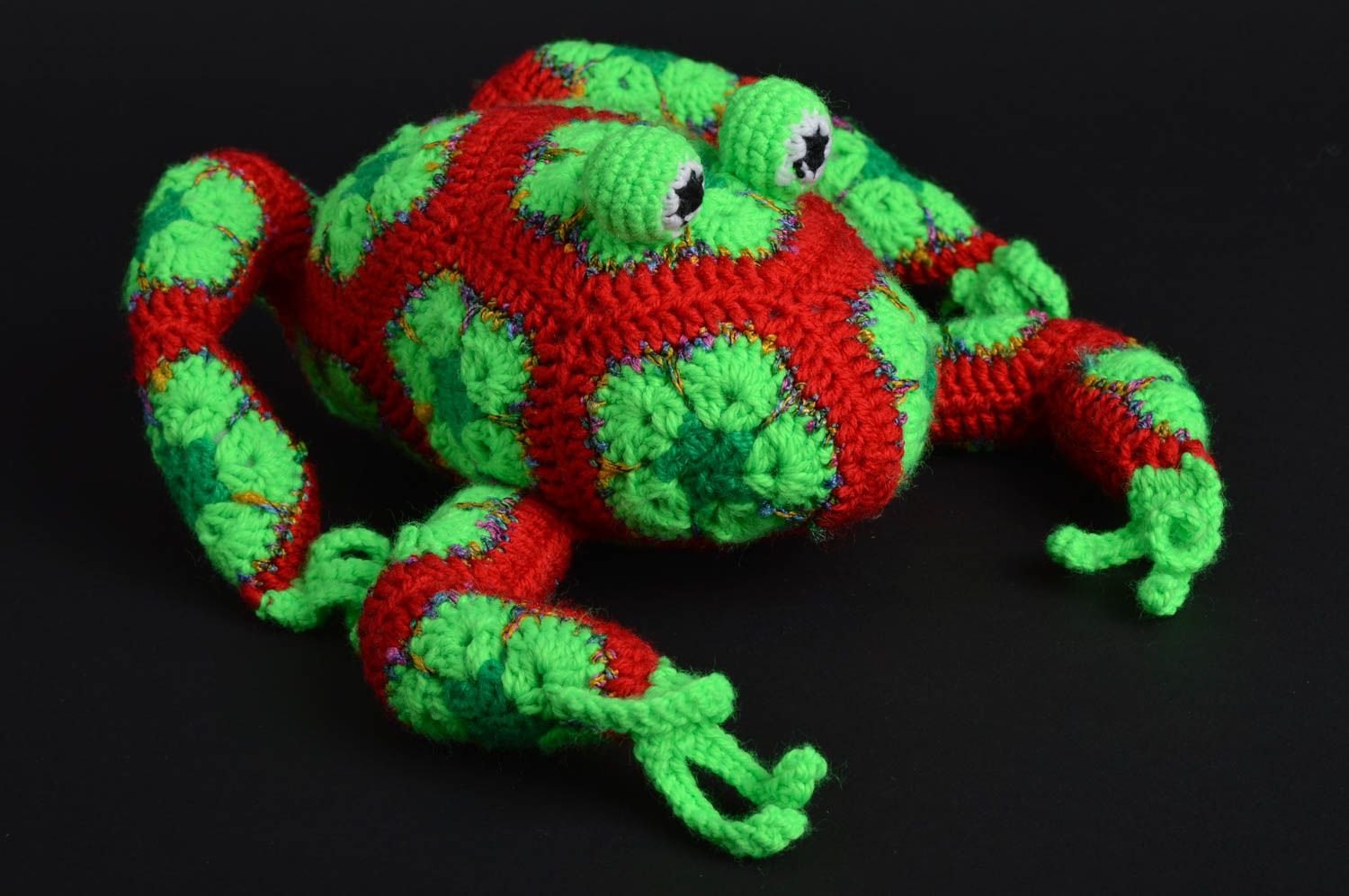 Peluche grenouille faite main Jouet au crochet Déco maison vert rouge originale photo 1