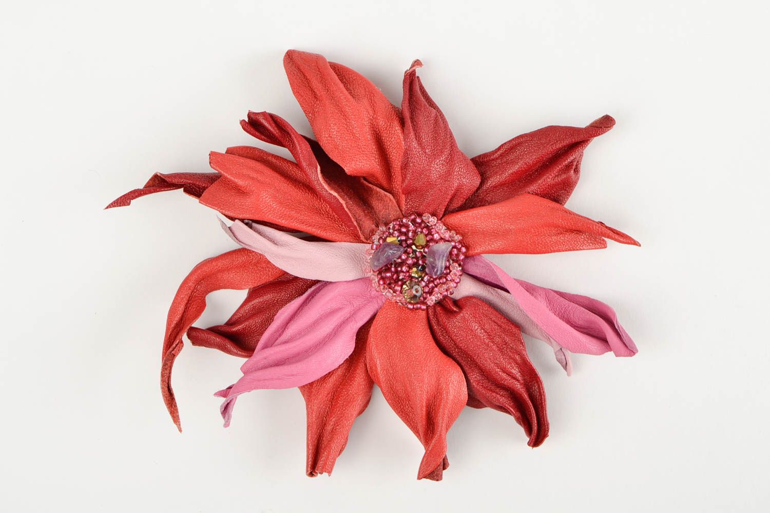Broche fleur Bijou fantaisie fait main en cuir rouge rose Accessoire femme photo 3