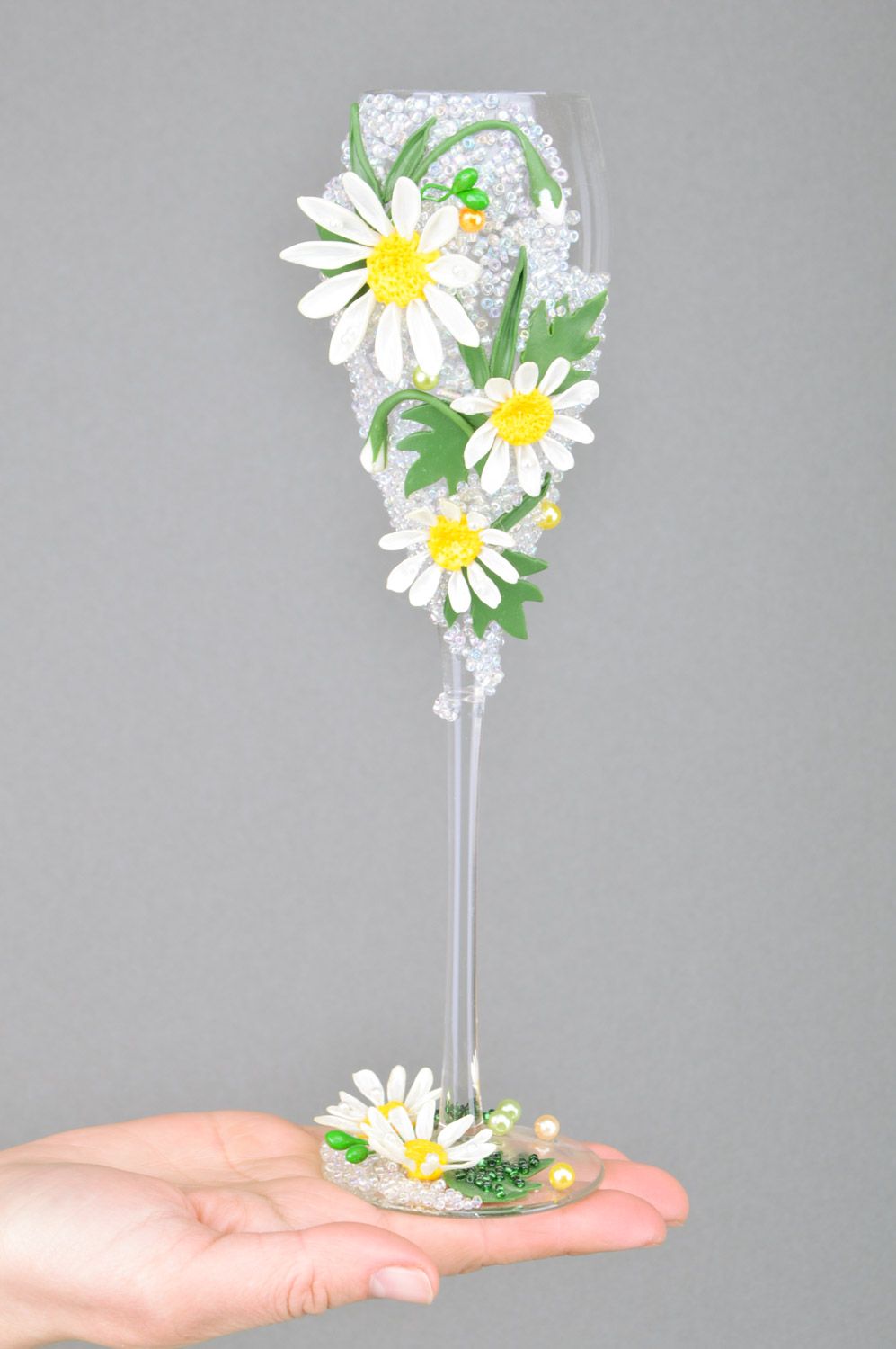 Бокалы на свадьбу стеклянные 2 шт с цветами ромашками хэнд мэйд объемом 150 мл фото 3