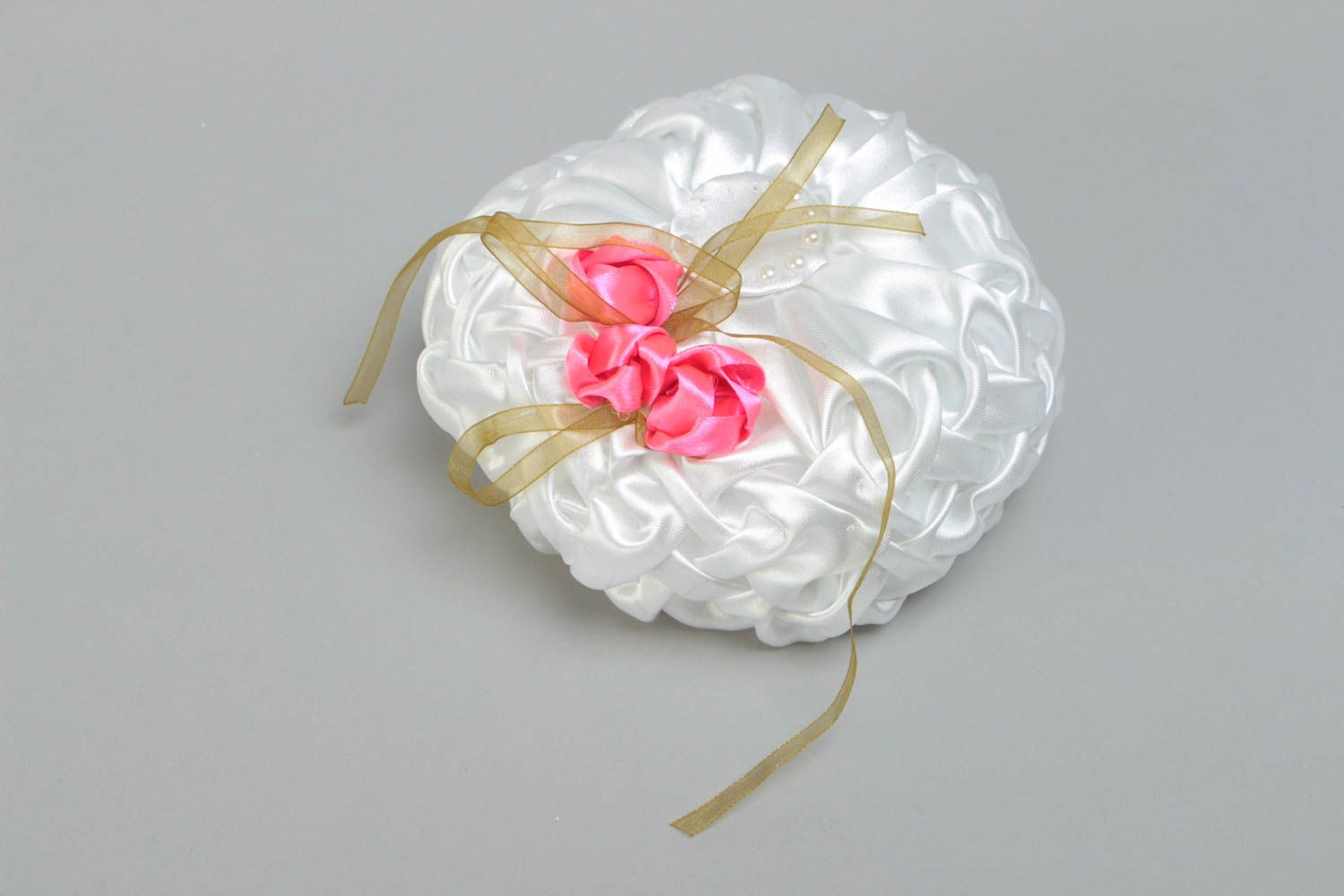 Свадебная подушечка для колец белая атласная с цветами небольшая ручной работы фото 2