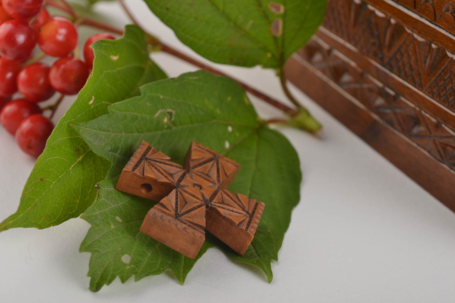 Croix pectorale faite main Pendentif en bois petit design Objet religieux photo 1