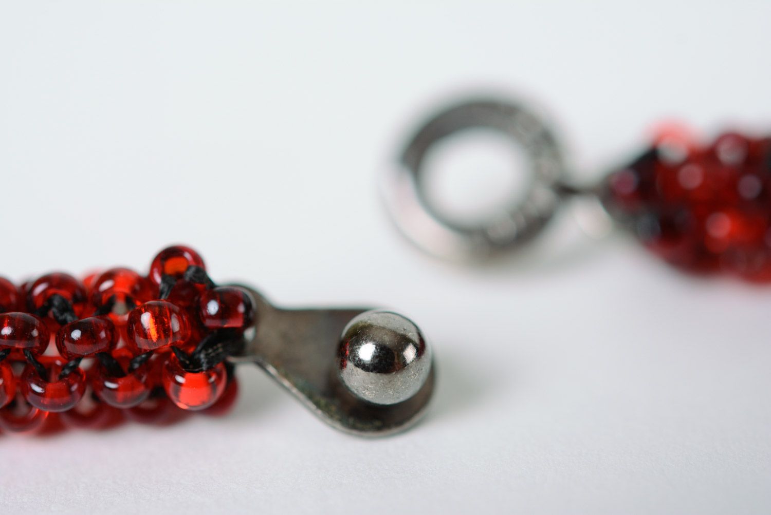 Ожерелье из бисера темно красное в виде красивого цветка ручной работы фото 5