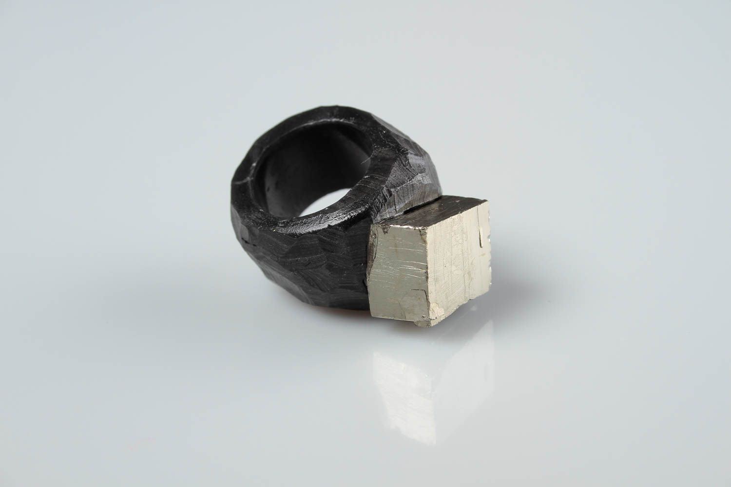 Anello da donna fatto a mano in argilla polimerica bello con pietra pirite foto 2
