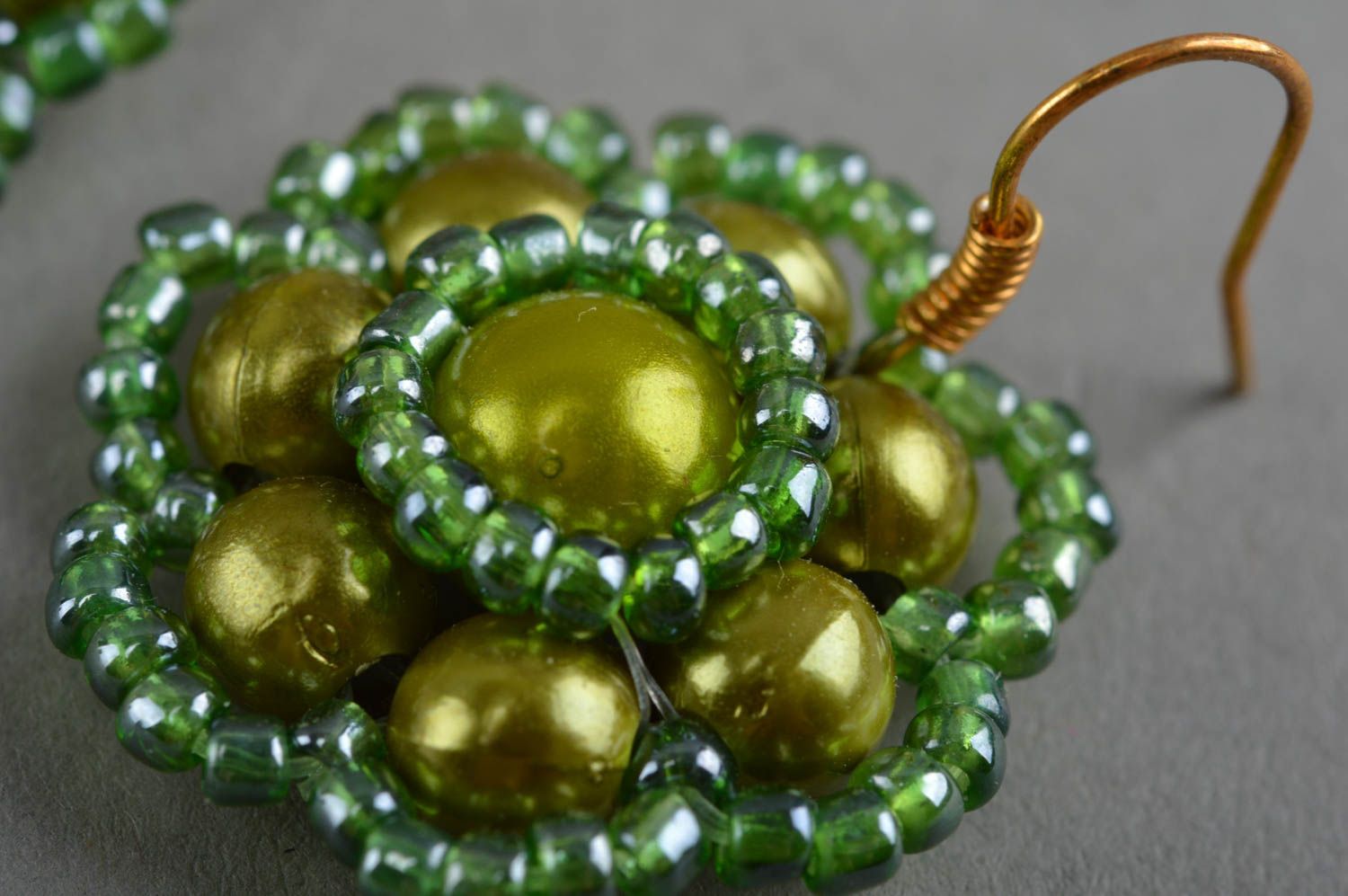 Boucles d'oreilles en perles fantaisie et perles de rocaille faites main vertes photo 5