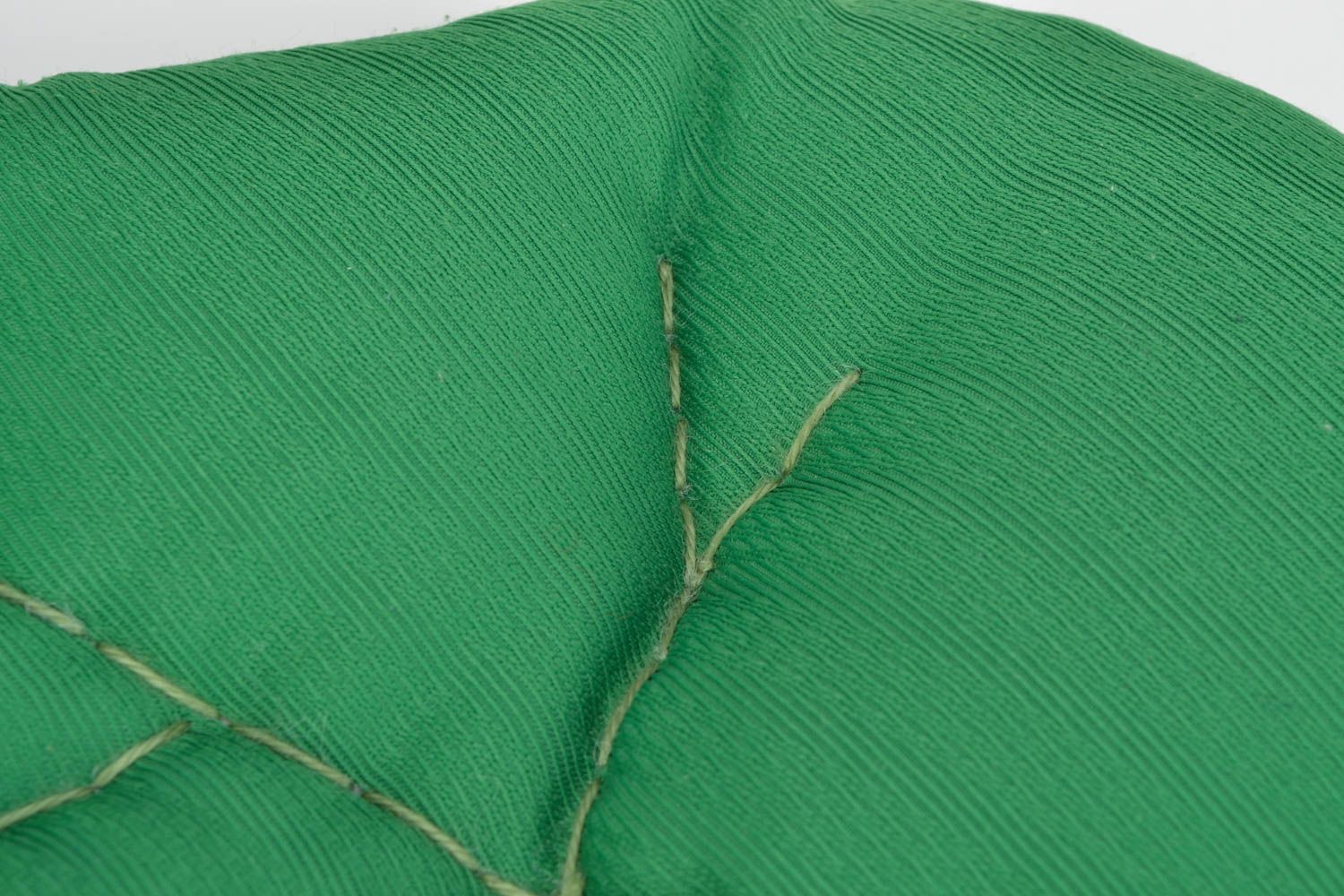 Зеленая подушка-сиденье в виде листа из вискозы и фетра ручной работы фото 5