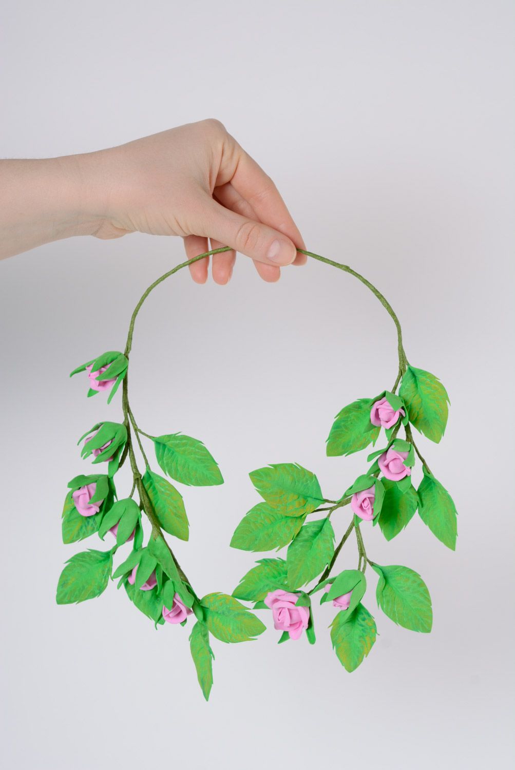Колье из пластичной замши ручной работы цветочное зеленое с сиреневыми розами фото 3