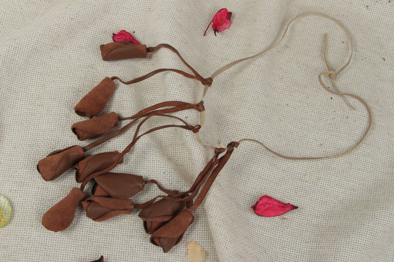 Natürliches schönes handgemachtes Collier aus Leder und Holz für Frauen  foto 5