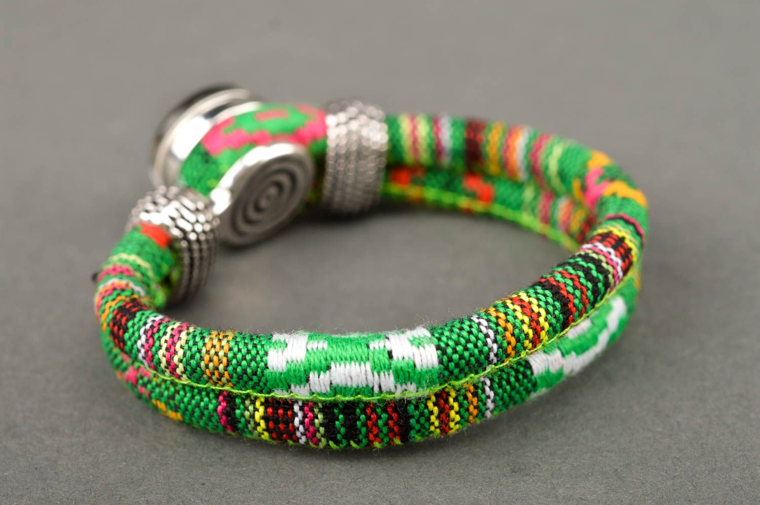 Bracelet tressé vert Bijou fait main design original Cadeau pour femme photo 5