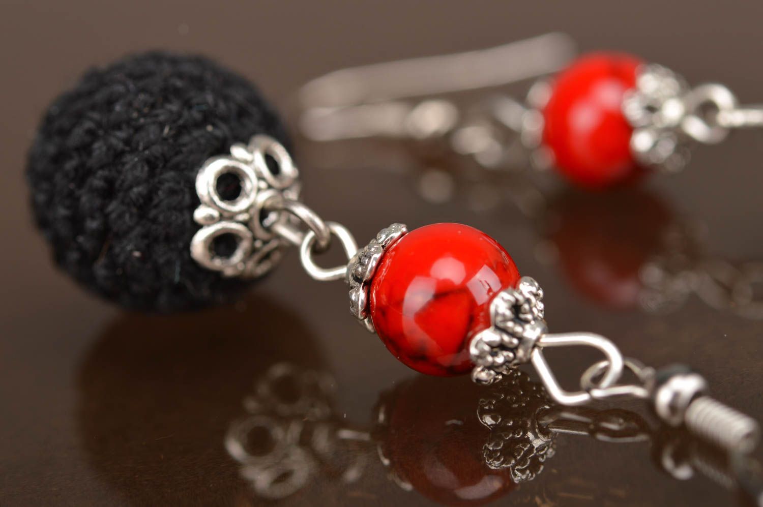 Boucles d'oreilles en perles fantaisie recouvertes de fils noires faites main photo 4