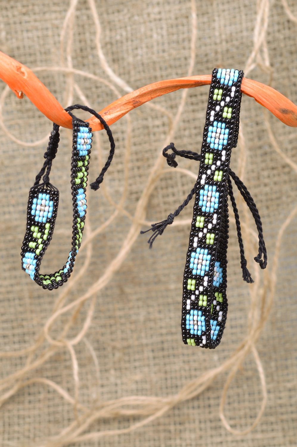 Conjunto de adornos artesanales collar y pulsera de abalorios checos con cordones negros foto 1