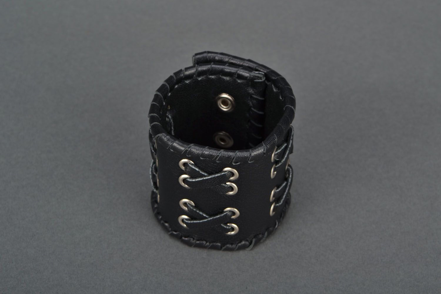 Schwarzes Armband aus Leder mit Schnürung foto 3