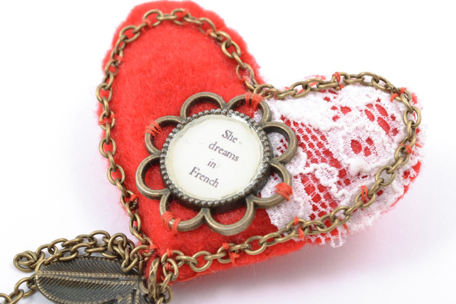 Broche en feutre rouge faite main cadeau pour femme Coeur avec breloque photo 3