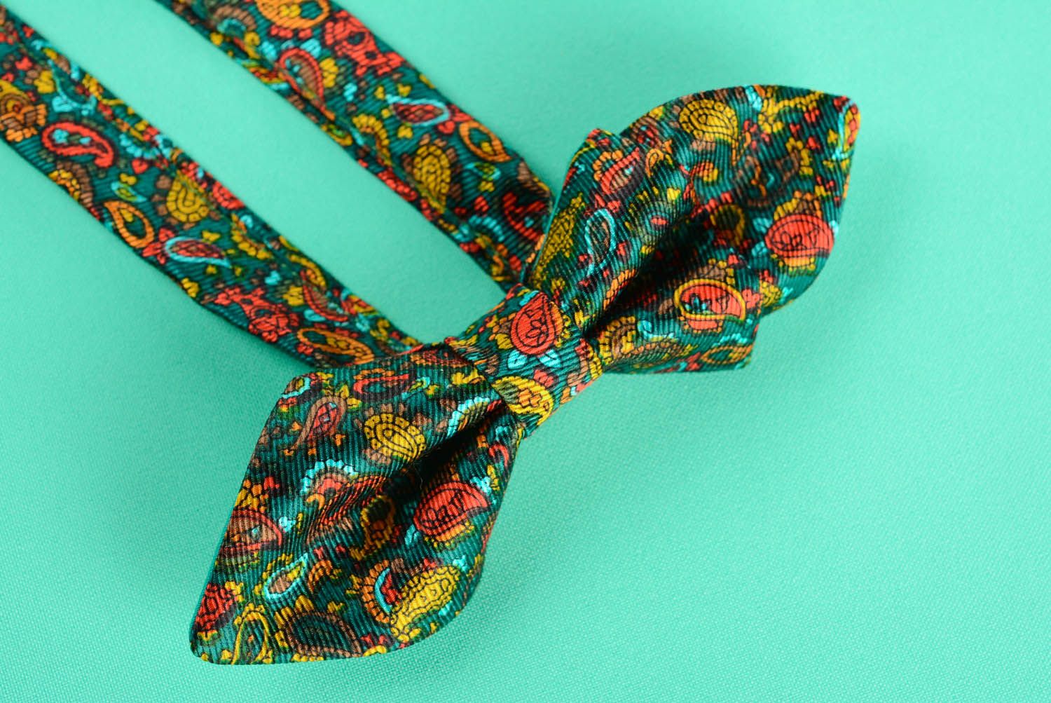 Gravata borboleta artesanal de tecido Pavão   foto 3