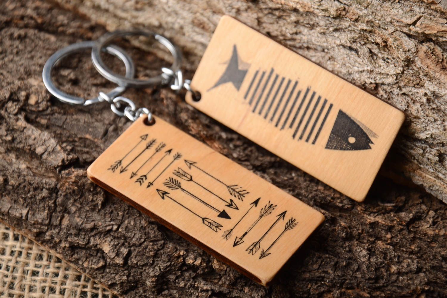 Porte-clés en bois faits main avec poisson et flèches 2 pcs Accessoires design photo 1