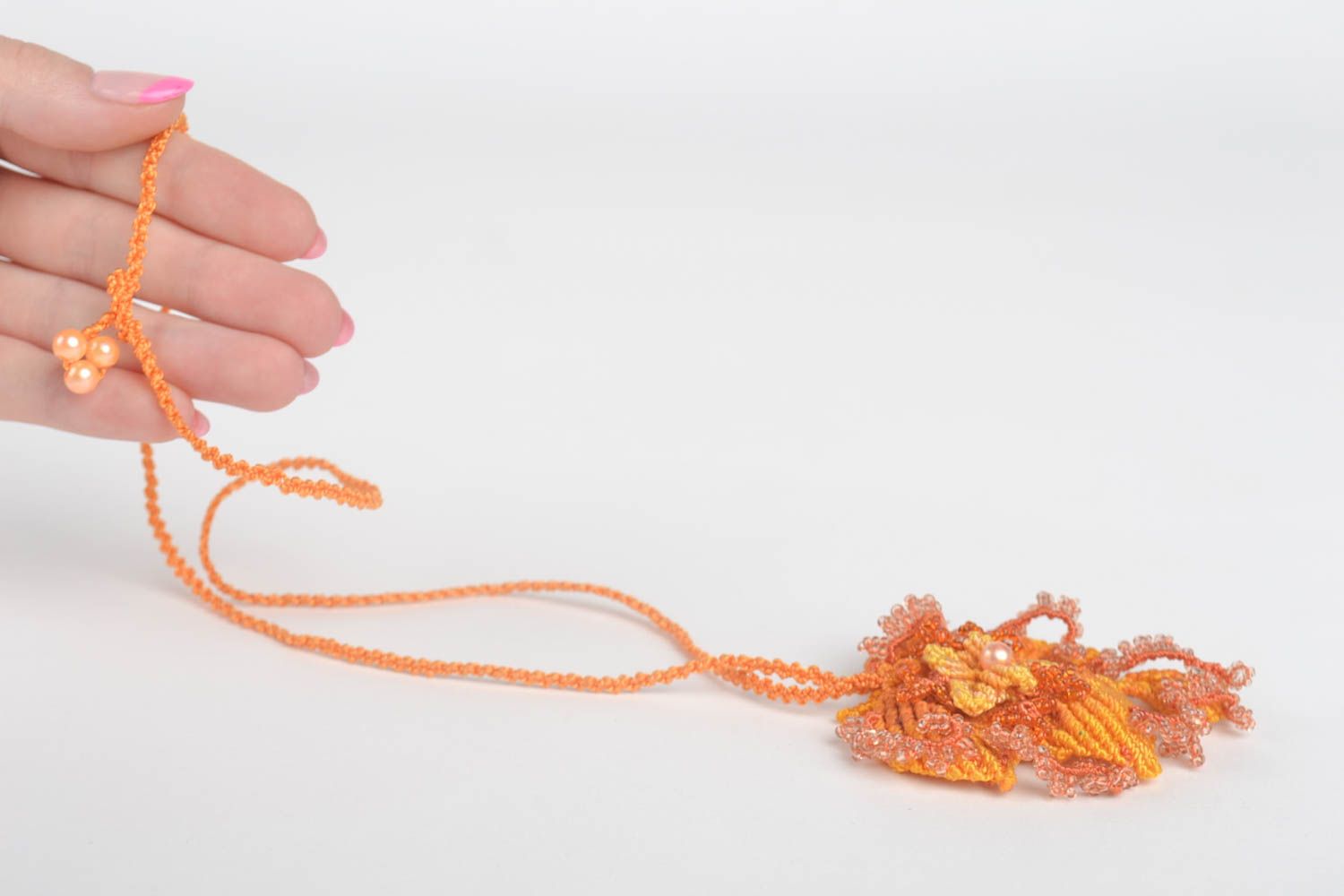 Pendentif macramé Bijou fait main orange tressé original Cadeau pour femme photo 5