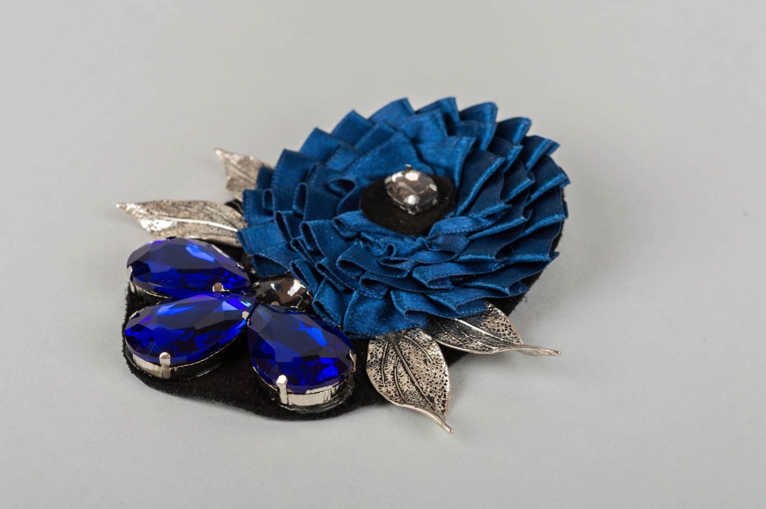 Broche fleur bleue en satin et cuir avec cistal de roche faite main grande photo 4