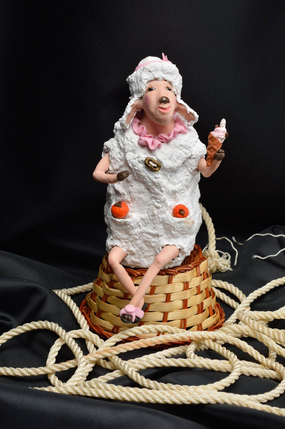Schöne originelle handgemachte Figurine Schaf aus Ton Pappmache und Porzellan foto 1