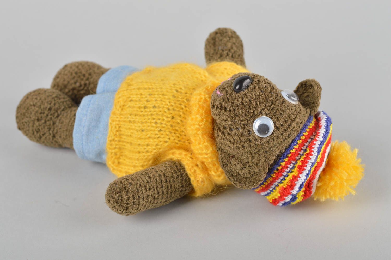 Jouet tricoté Peluche faite main ourson brun en jaune Cadeau enfant et décor photo 1