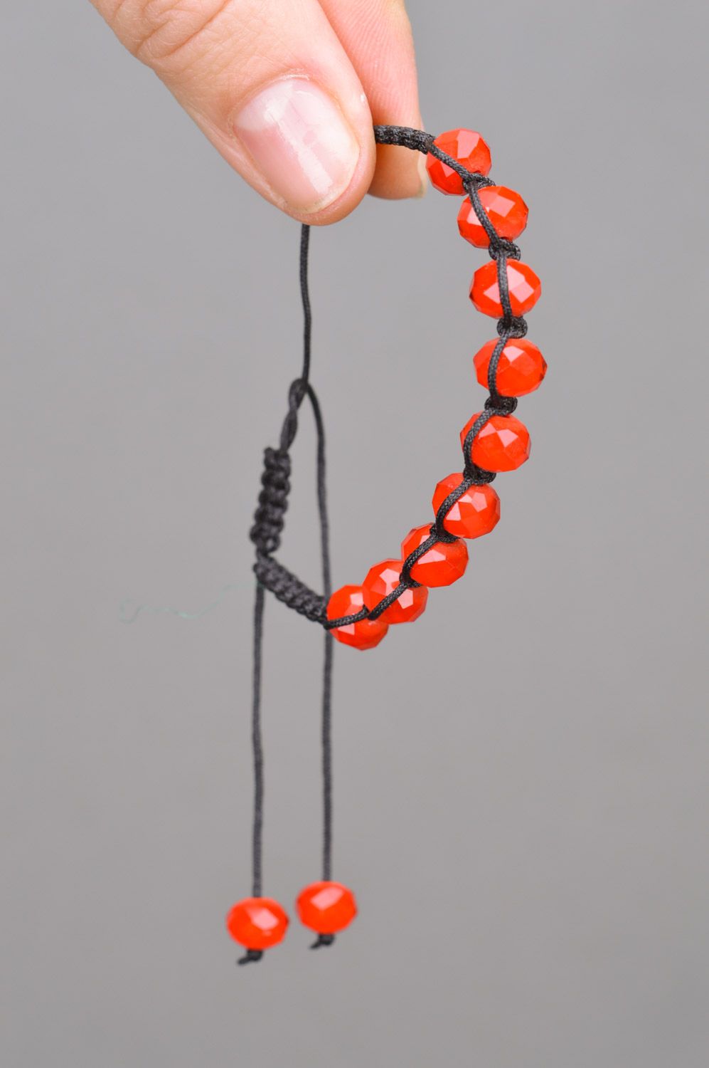 Плетеный браслет из бусин и нитки ручной работы на завязках красное с черным фото 3