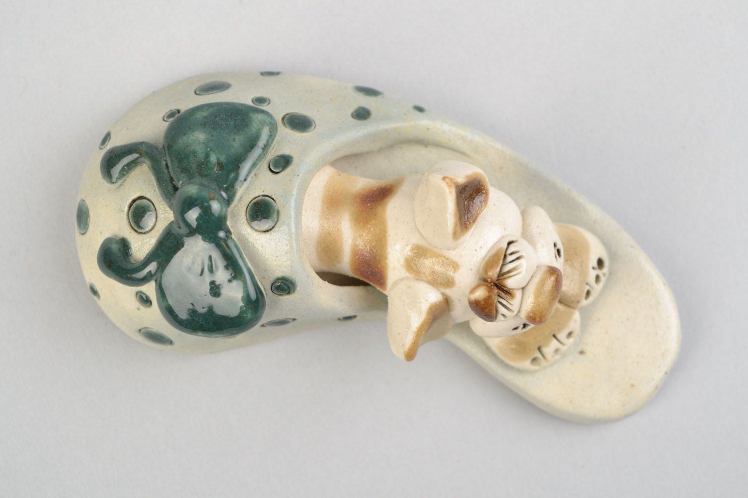 Авторская расписанная глазурью глиняная фигурка кота в тапке ручной работы фото 3