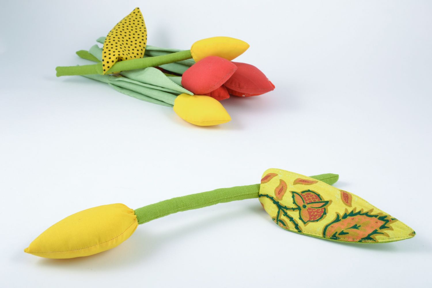 Petite fleur décorative en tissu tulipe jaune peluche originale faite main photo 1