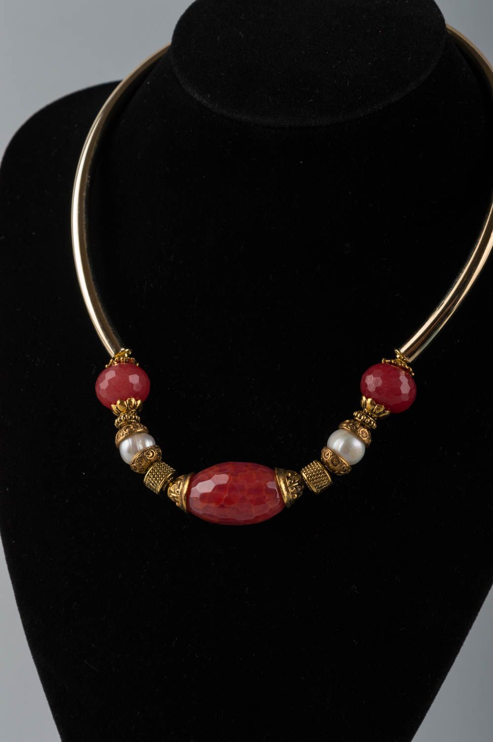 Collar de piedras artesanal de color frambuesa con perlas y jade original foto 1