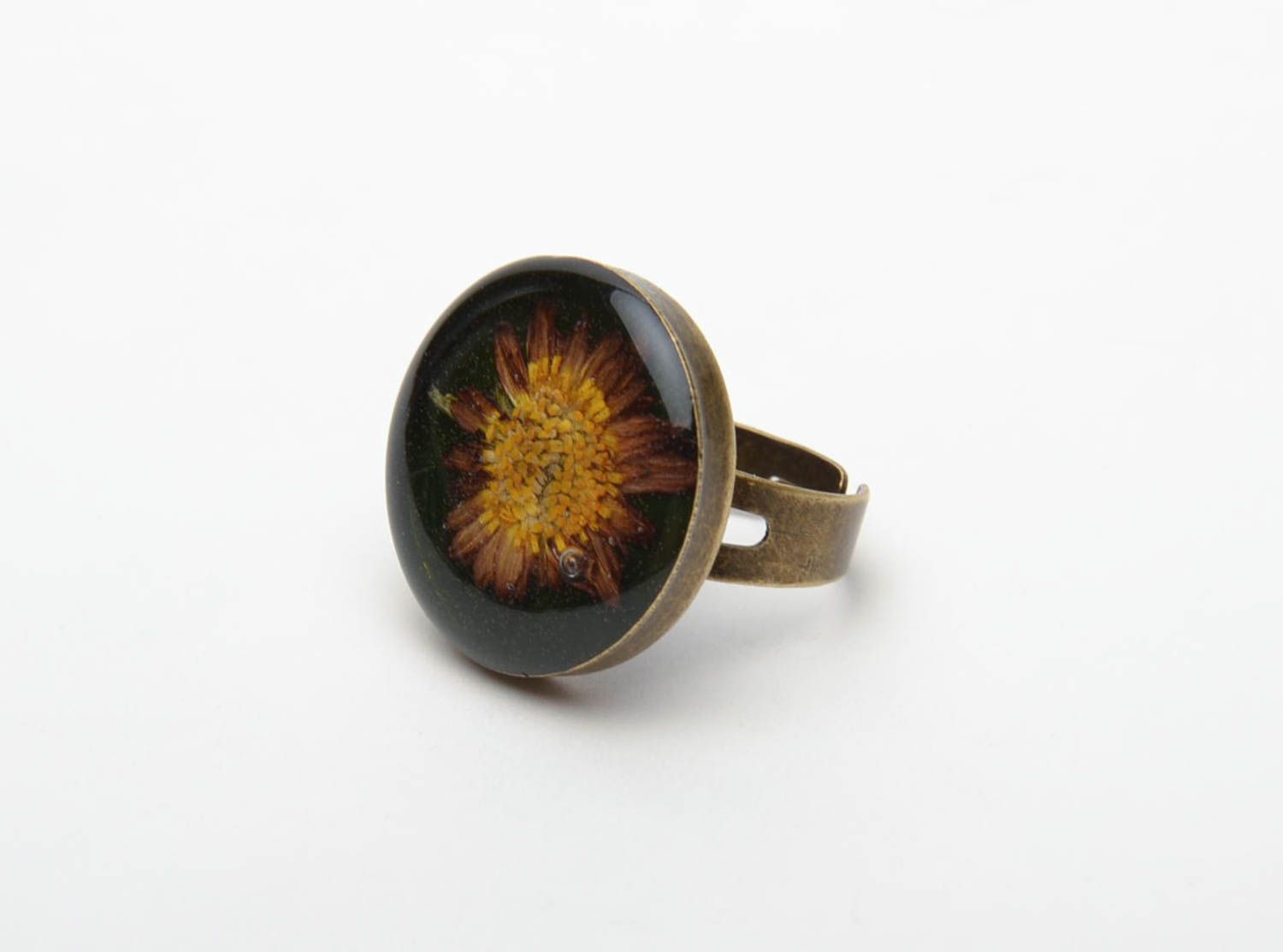 Круглое кольцо с живым цветком внутри  фото 3