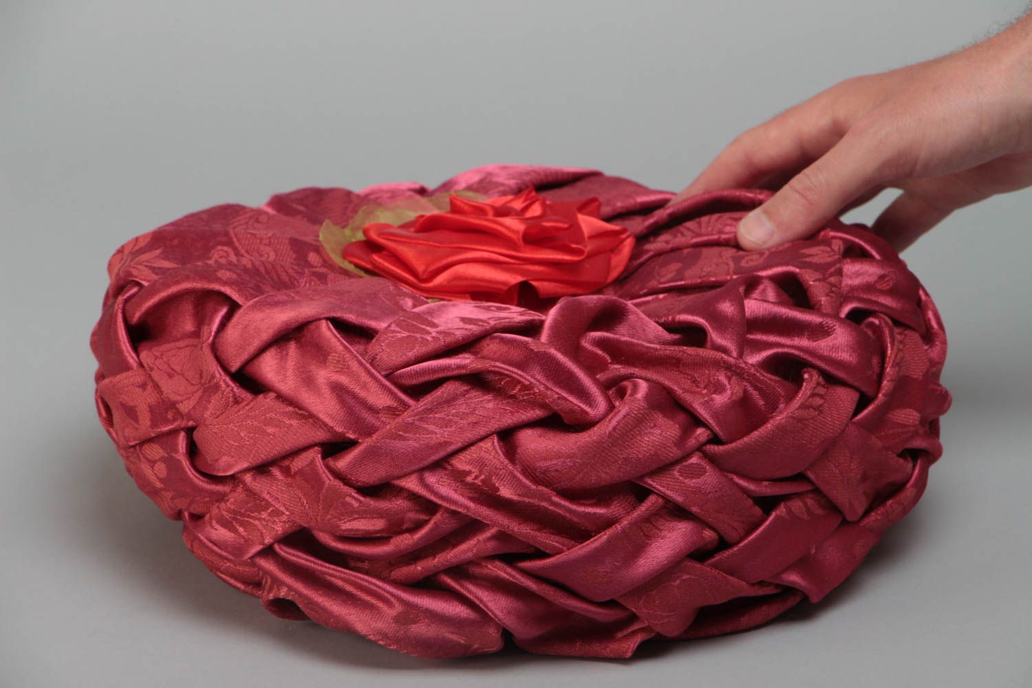Интерьерная подушка большая с цветком красная атласная необычная ручной работы фото 5