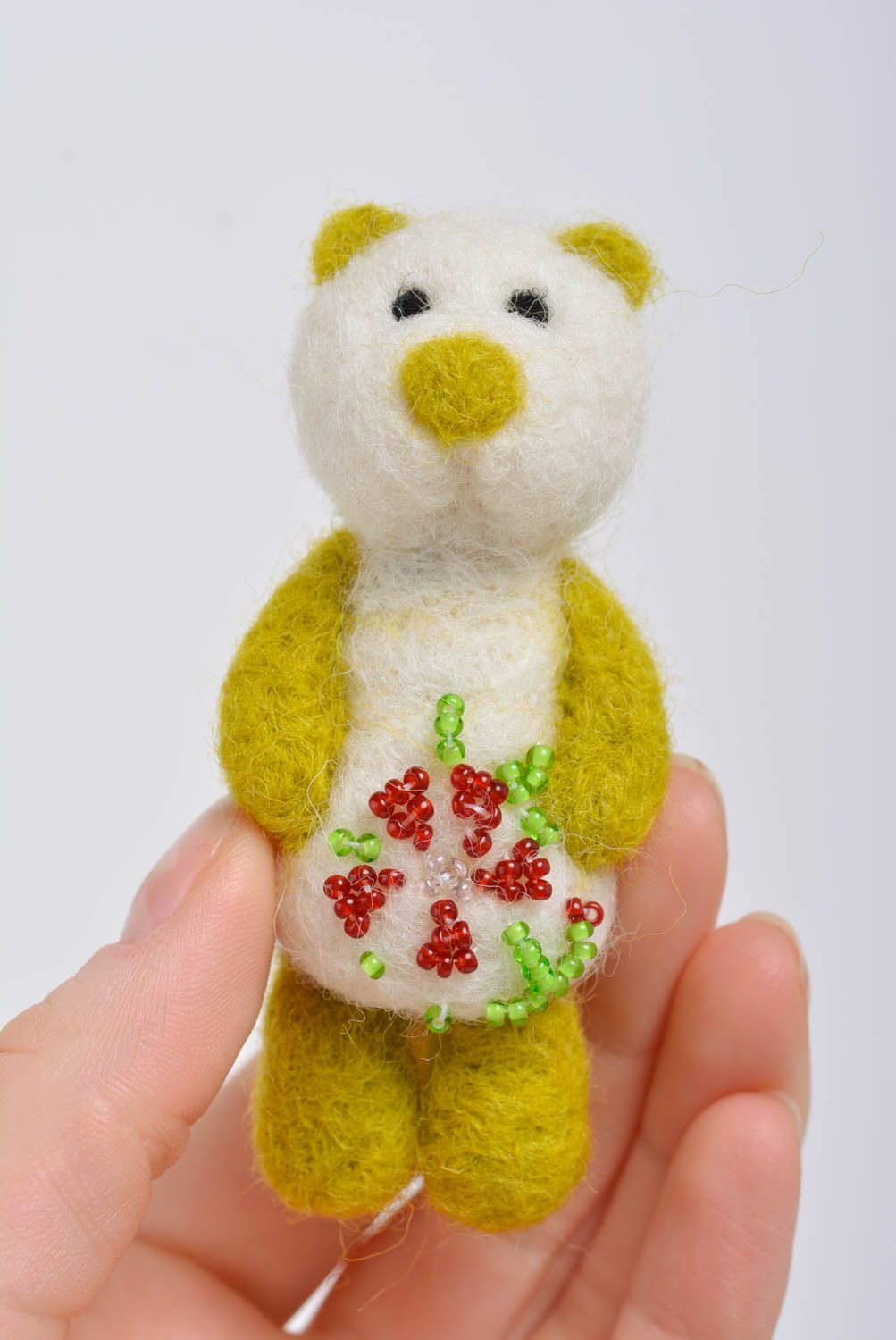 Broche en laine feutrée ours jaune avec perles de rocaille faite main originale photo 3