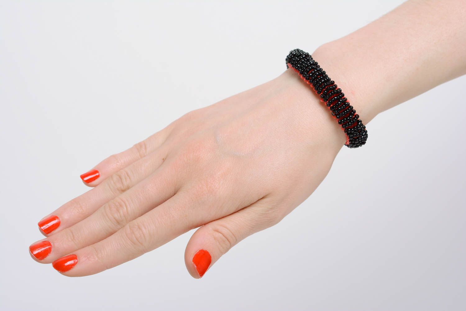 Buntes Armband aus Glasperlen originell in Rot und in Schwarz schön für Mädchen foto 4