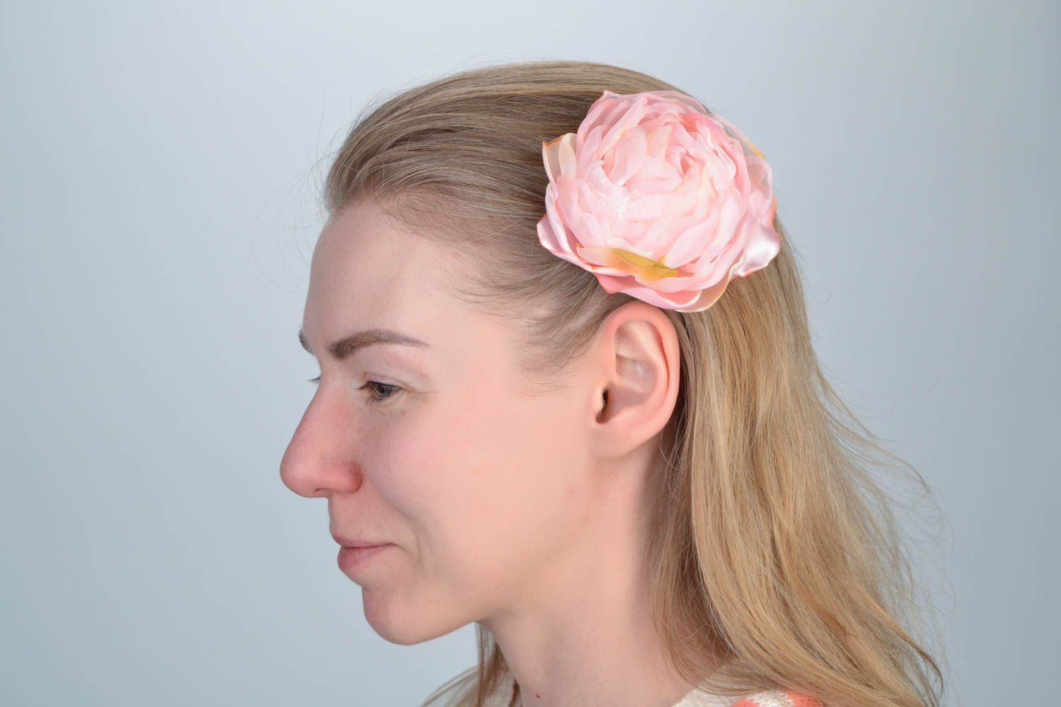 Красивая заколка для волос в виде цветка ручной работы в технике батик Роза фото 1