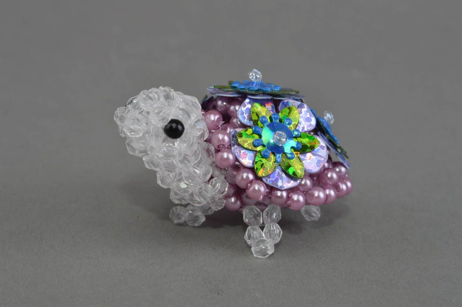 Маленькая бисерная фигурка черепахи с цветами ручной работы красивая милая фото 3