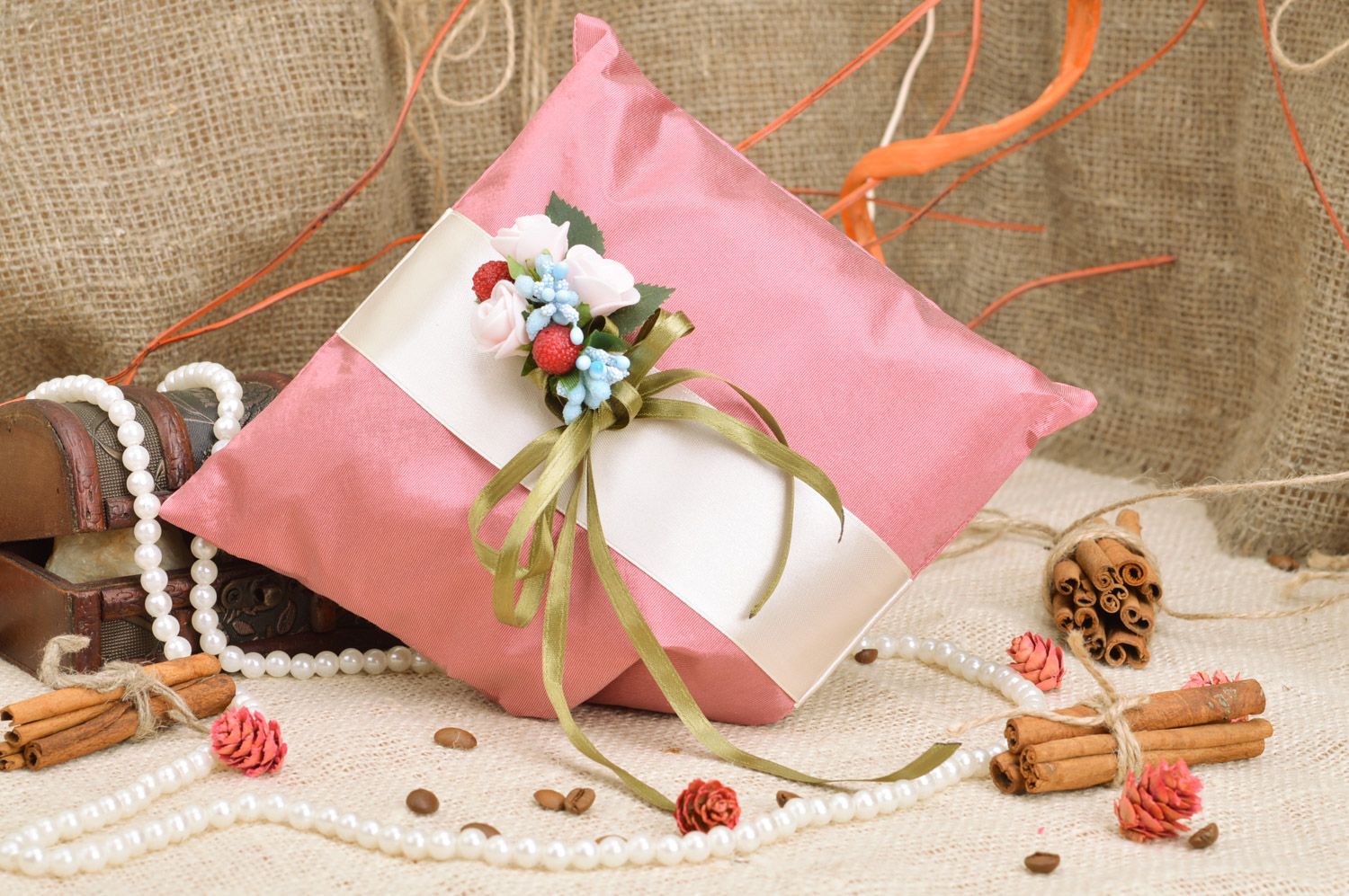 Розовая подушечка для колец атласная с цветами ручной работы свадебный аксессуар фото 1