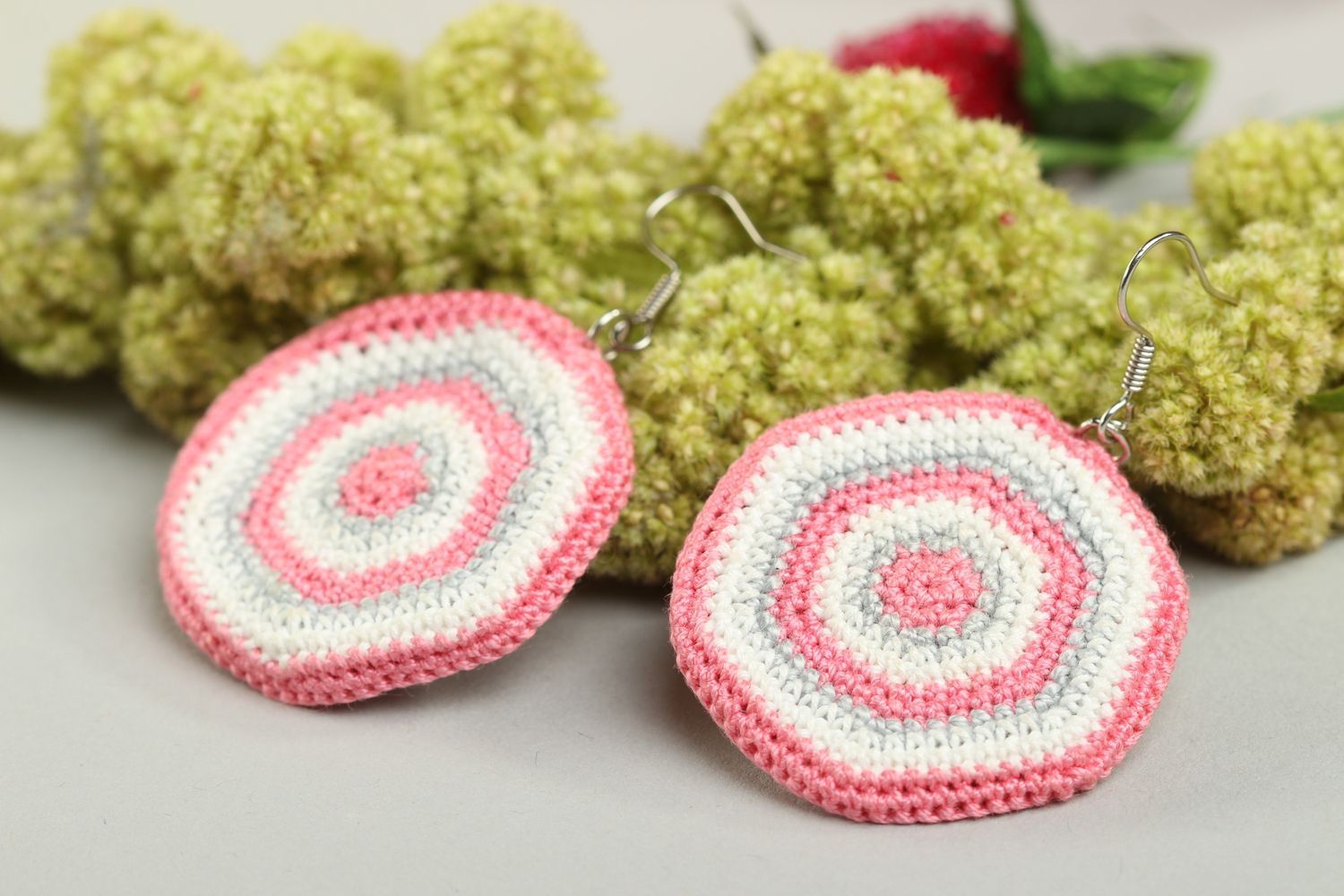Handmade Designer Schmuck rosa gehäkelte Ohrringe Accessoire für Frauen zart foto 1