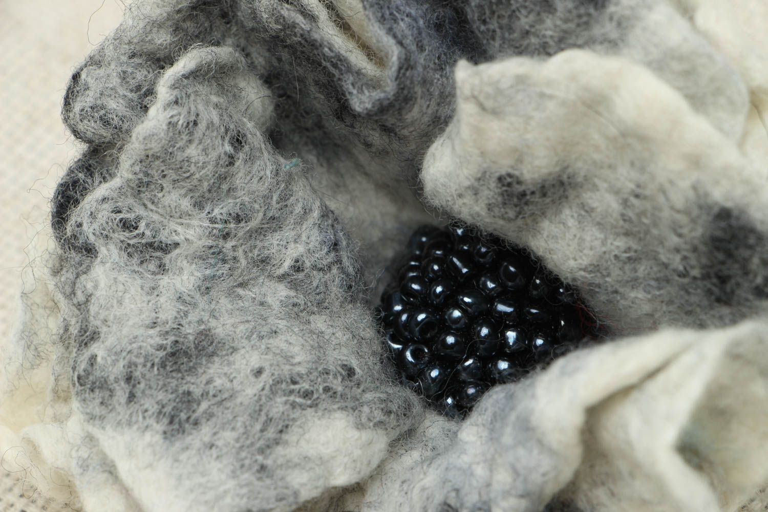 Broche de lana con forma de amapola blanca foto 2