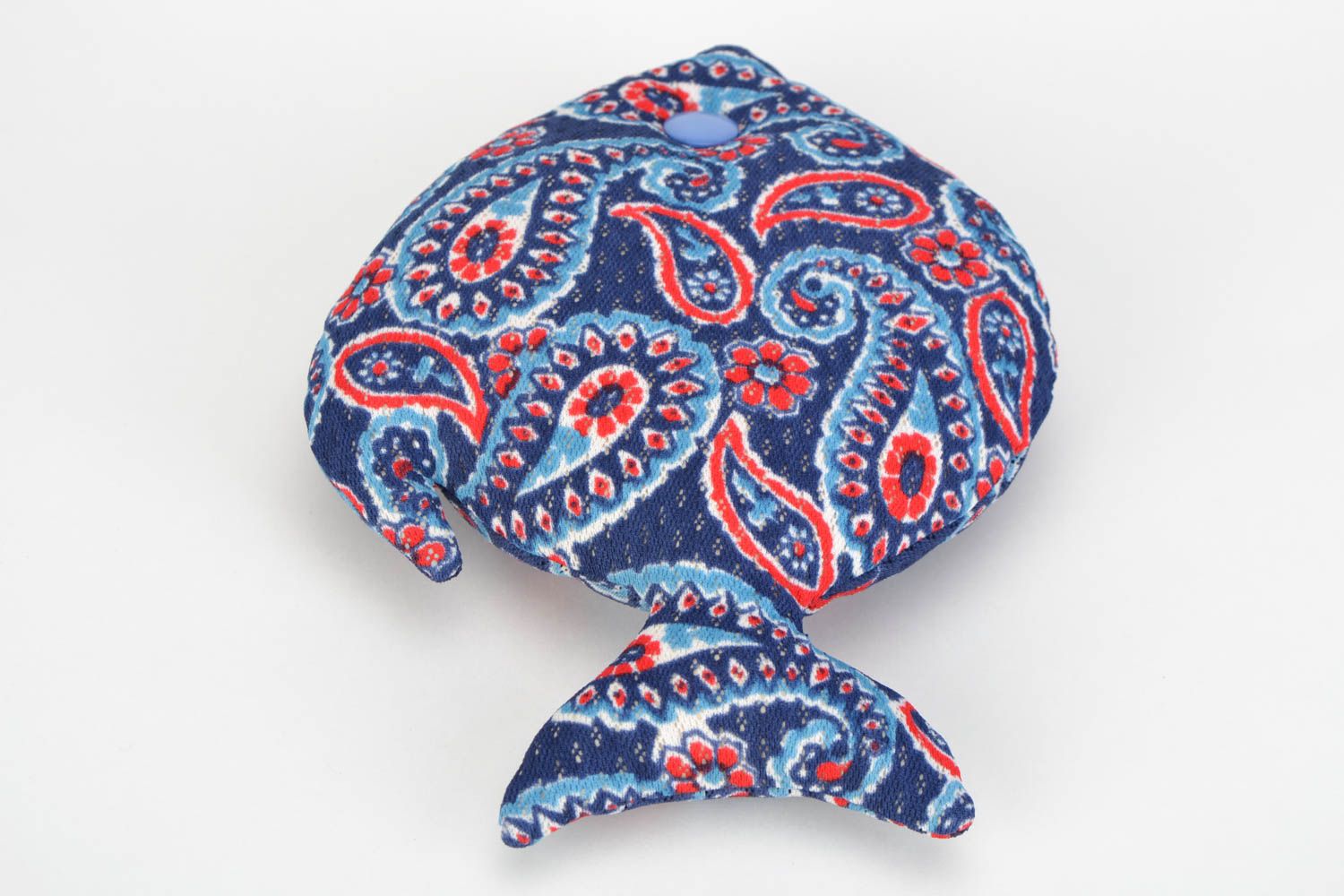 Almohada blanda artesanal con forma de pez azul con ornamento oriental foto 5