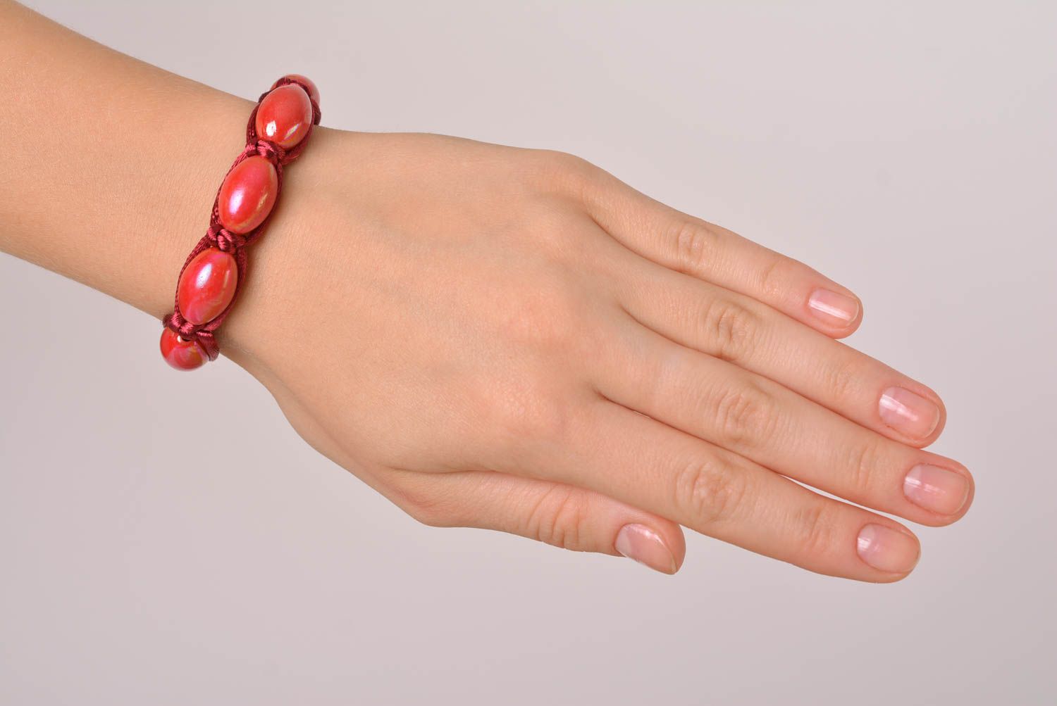 Bracelet macramé Bijou fait main rouge en fils design Accessoire femme photo 3