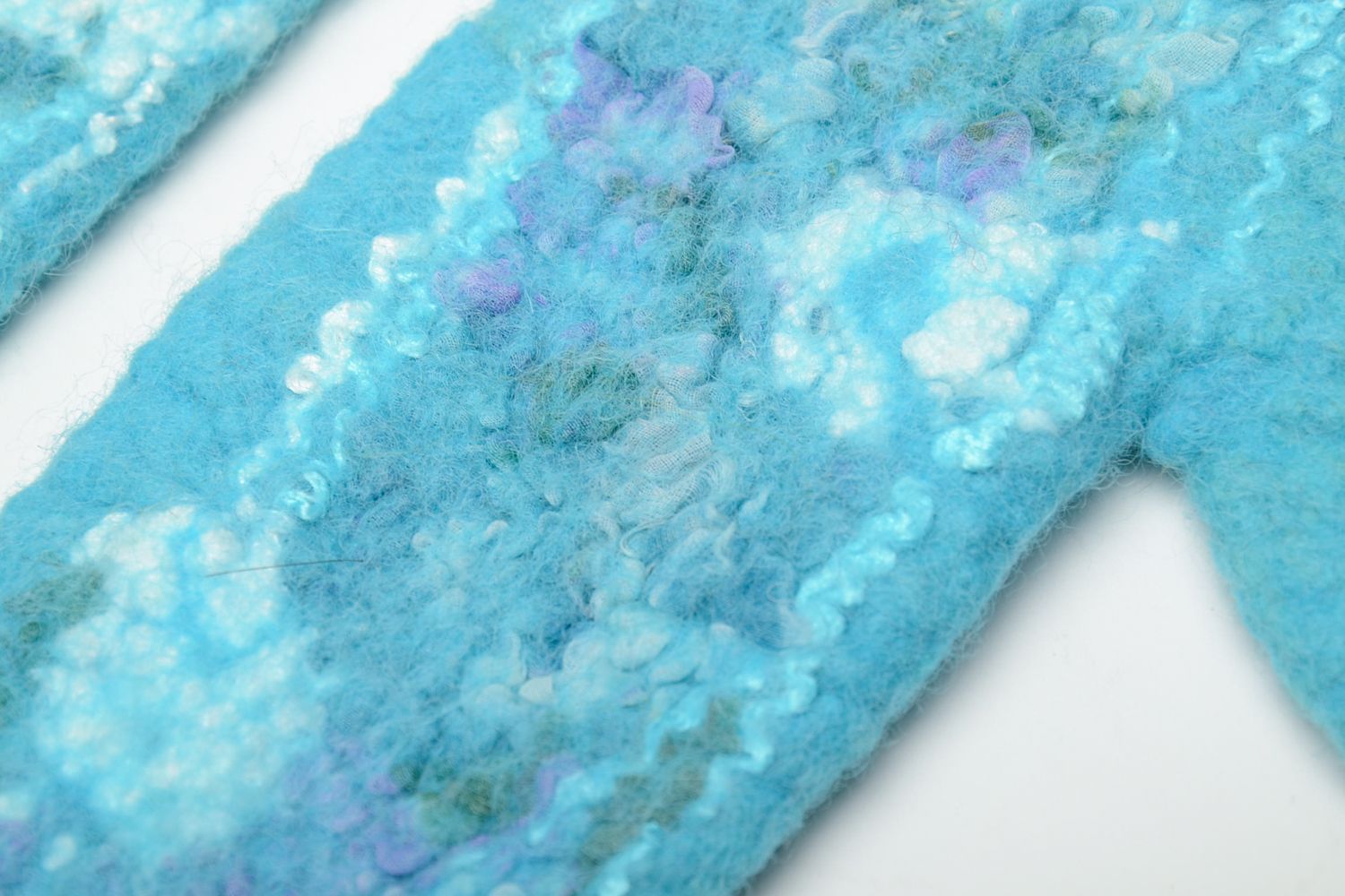 Голубые варежки из шерсти в технике мокрого валяния фото 4