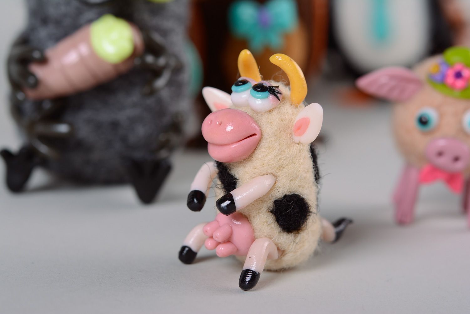 Petit jouet en laine feutrée fait main décoratif original design vache  photo 6