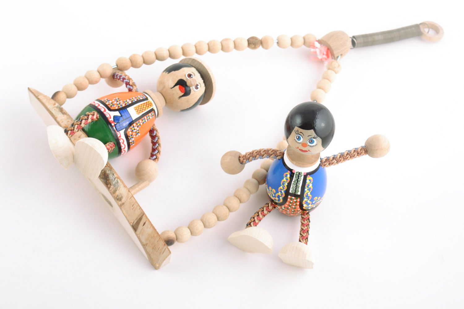 Handgemachtes Öko Spielzeug aus Holz Paar auf der Bank zum Aufhängen für Kinder foto 5