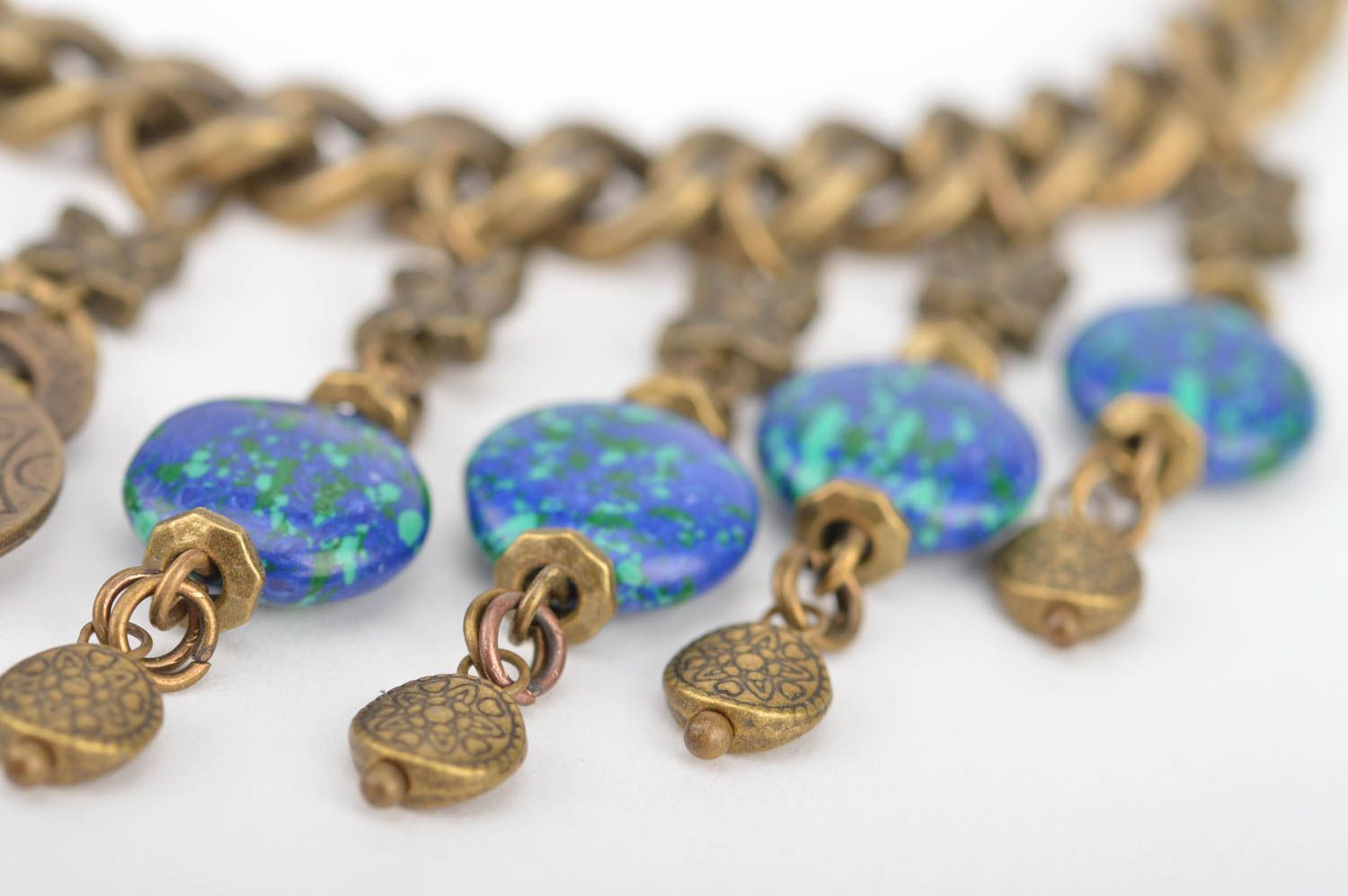 Joli collier métallique sur chaîne avec perles fantaisie bleues fait main photo 4