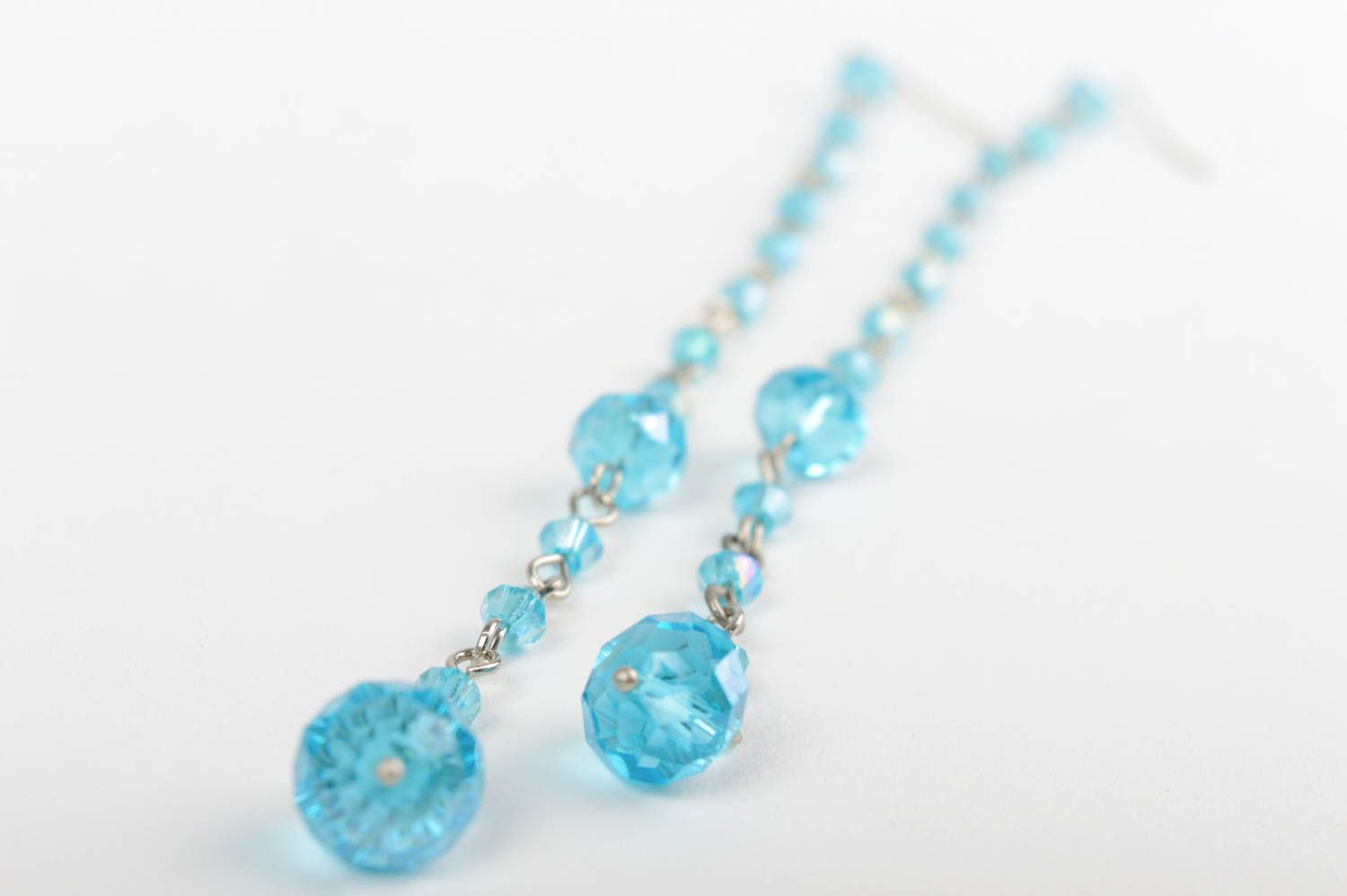 Blaue lange festliche handgemachte Ohrringe aus Kristallperlen für Frauen foto 3