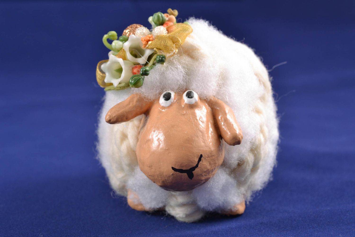 Смешная фигурка овечки из папье-маше весенняя фото 3