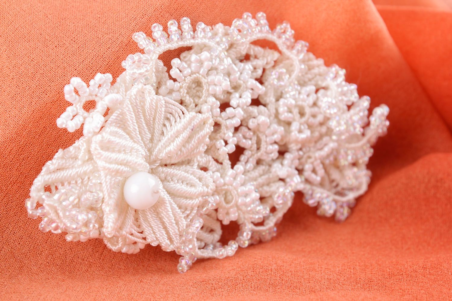 Broche artesanal em técnica macramê em forma uma flor branca  foto 4