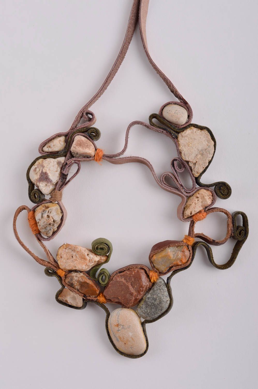 Кожаное колье подарок ручной работы массивное ожерелье с морскими камнями фото 3