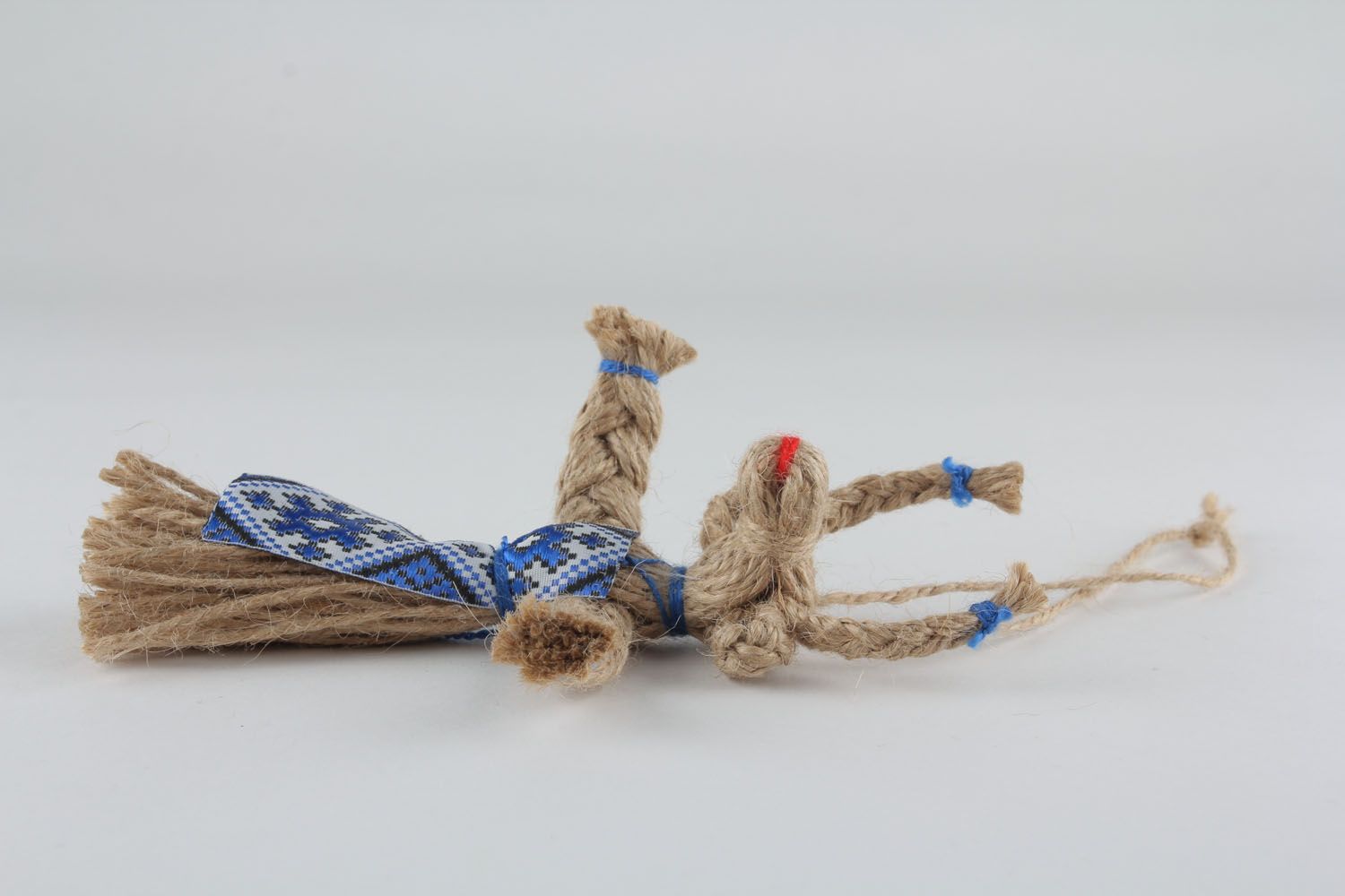 Souvenir etnico di spago fatto a mano amuleto talismano giocattolo slavo
 foto 4