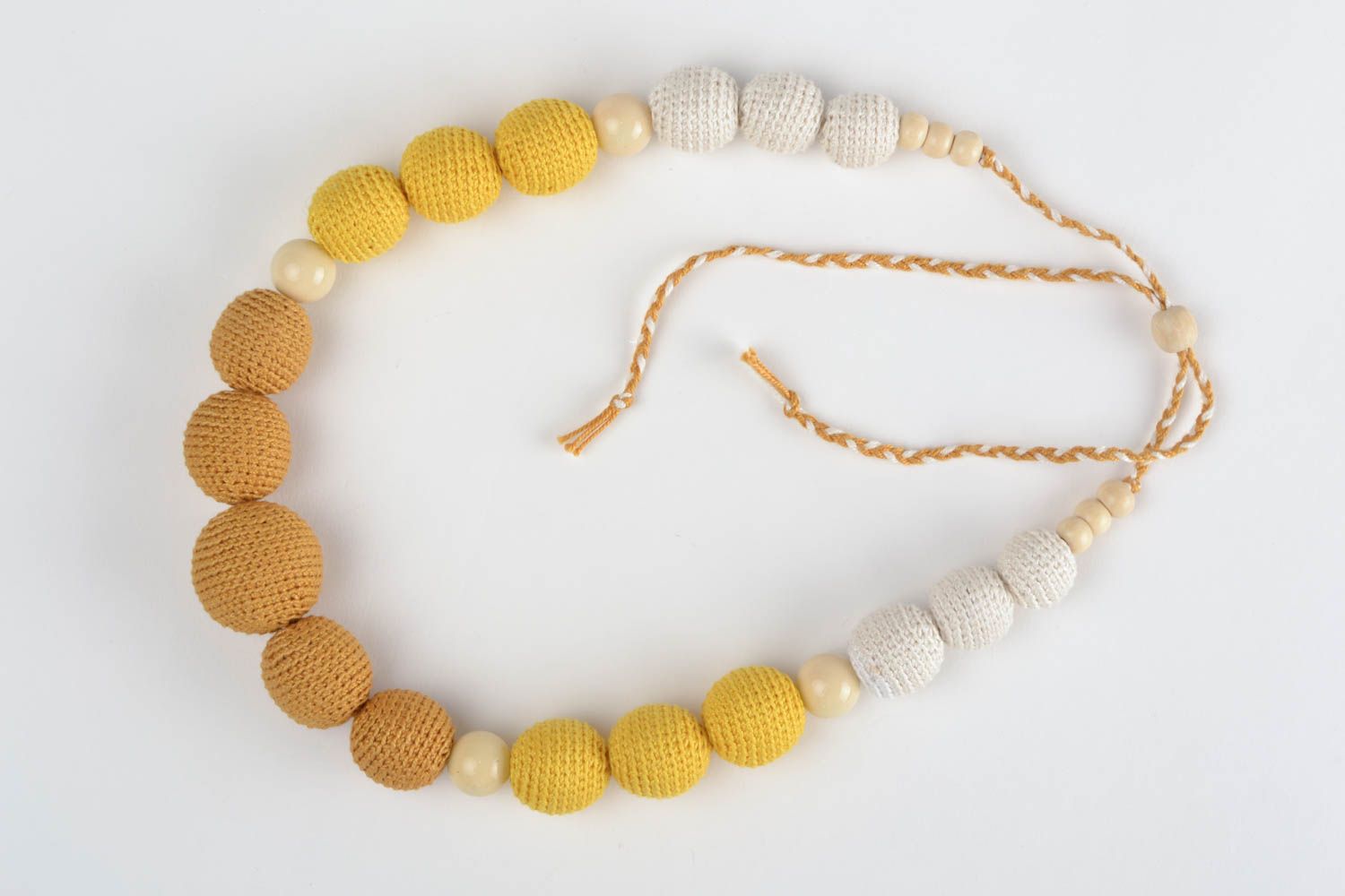Long collier en perles recouvertes de fils jaune et blanc fait main stylé photo 2