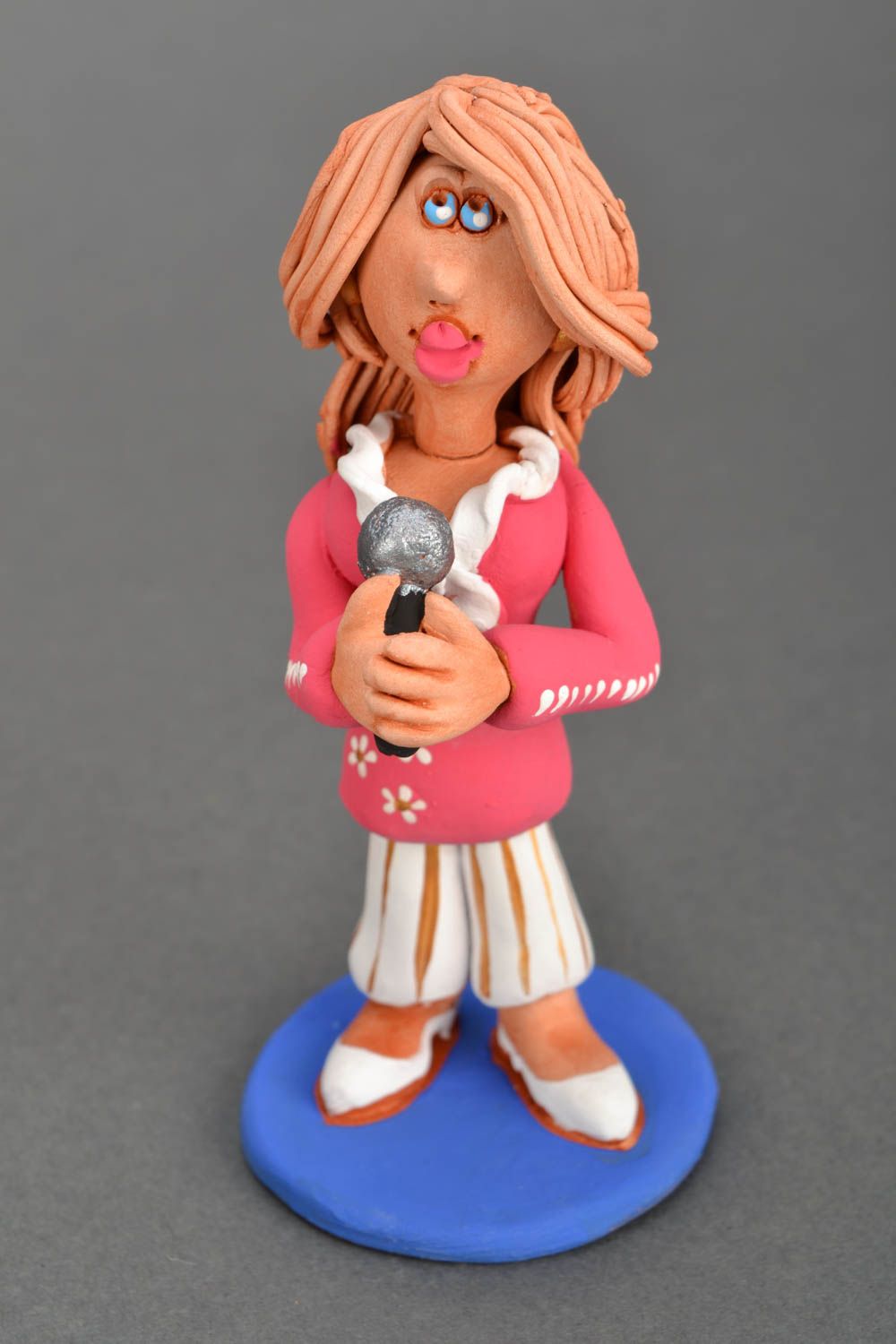 Figurine en céramique faite main Chanteuse avec microphone photo 3