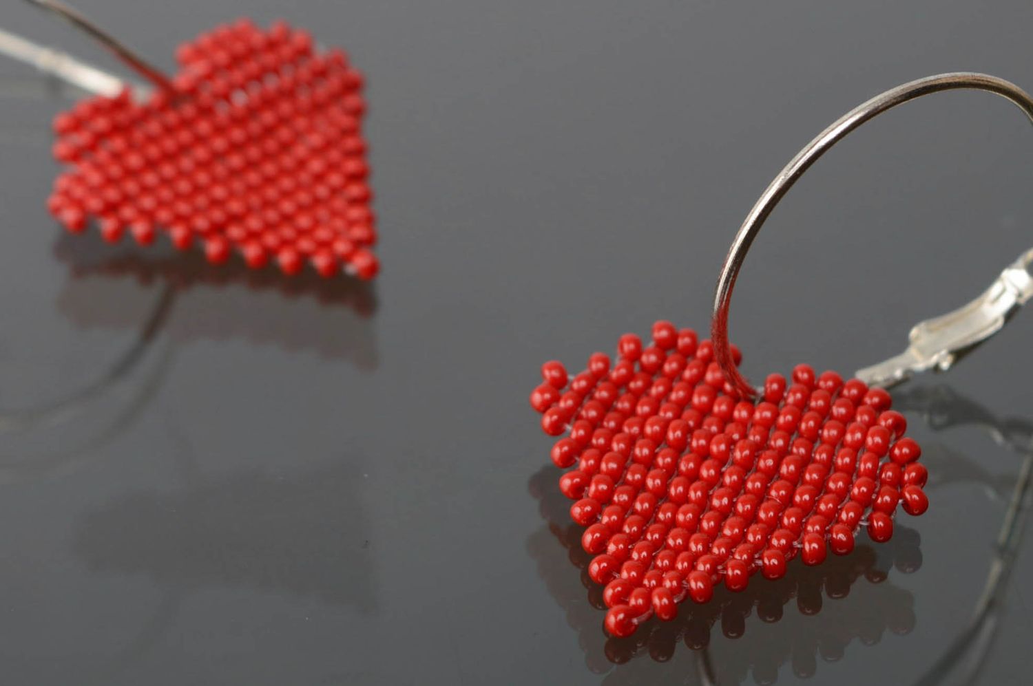 Серьги из бисера ручной работы с подвесками Красное сердце фото 3
